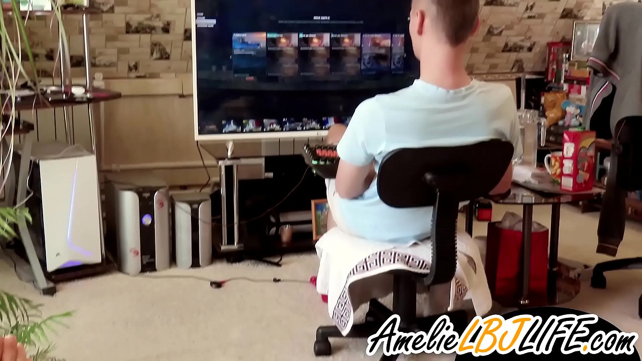 パソコンゲームをする彼氏のためにセックストイでオナニーする女の子