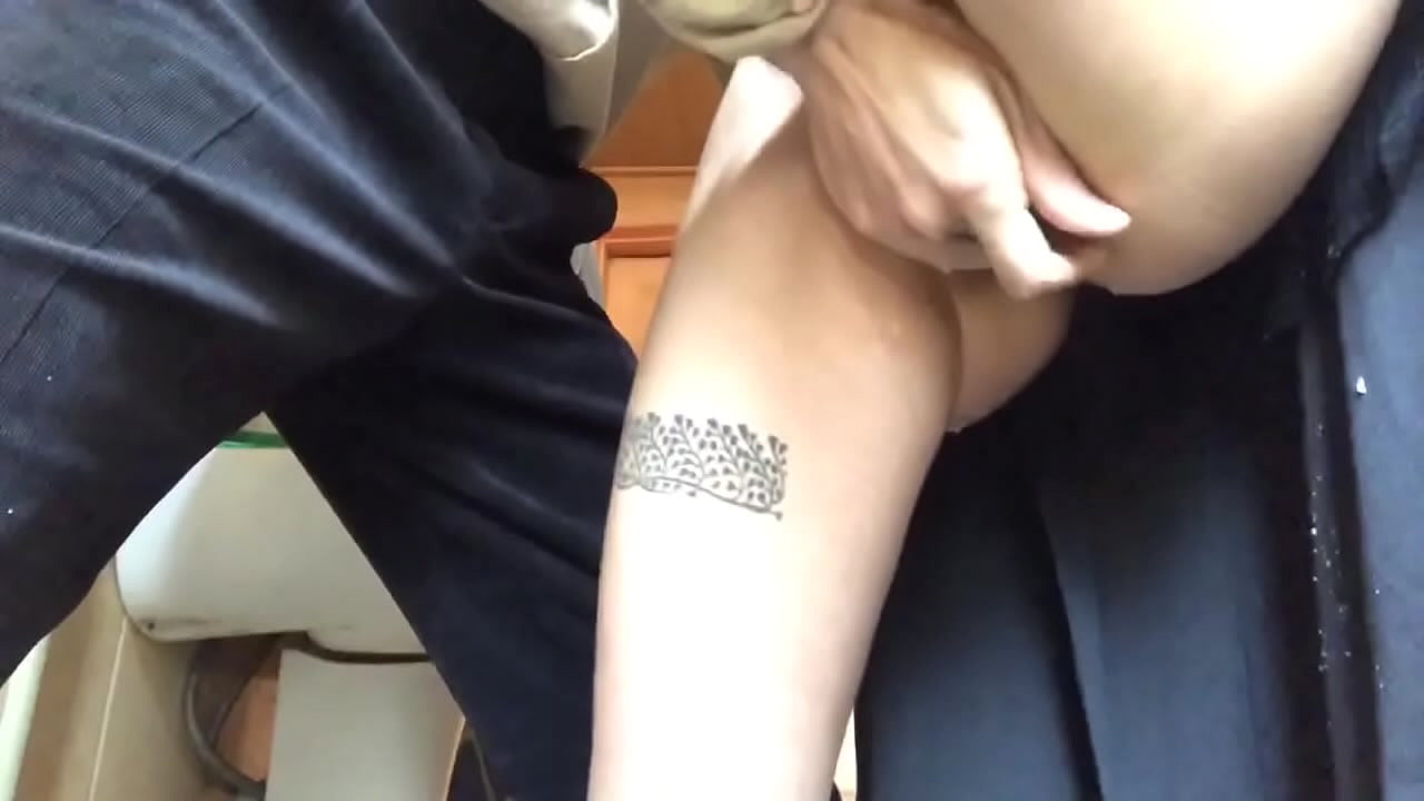 学校のトイレで潮吹き！リアル泡まみれのオーガズム～先生が頑張ってくれました