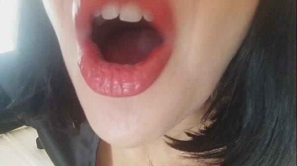 ハニー、義理の母が今日は学校に行かせてくれないの...。って、そんなことあるわけないだろ...。