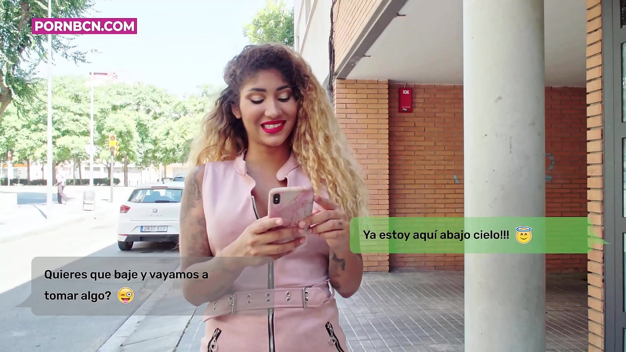 夫の仕事中に若い恋人を激しくファックしようとする不貞妻。ラティーナの巨乳と巨尻。ヴィーナス・アフロディーテ