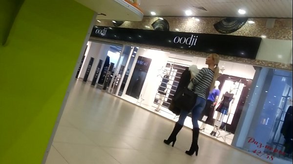 スーパーマーケットにいるクールな女