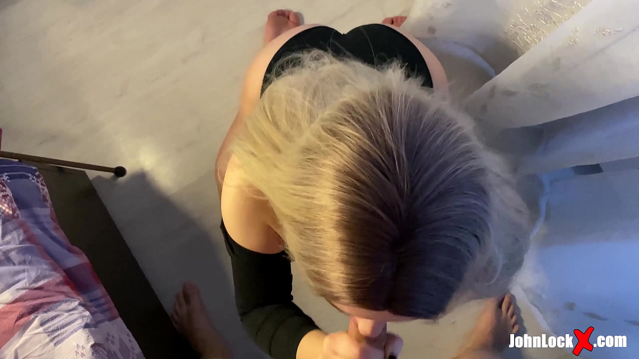 赤毛がチンポをしゃぶりファックアップ、お尻にザーメンを浴びる